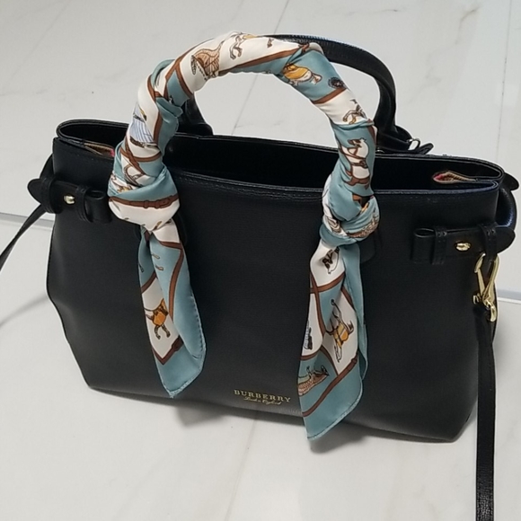 Beautiful Vintage Horse Pattern Silk-like Scarf - Picture 5 of 5